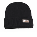 Gros plan du bonnet en maille noire avec écusson en cuir marron et motif sport - Taille unique / Écusson Sport Fashion / Noir Uni