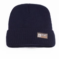 Détail du bonnet en maille côtelée bleu marine avec logo en cuir marron et motif sport - Taille unique / Écusson Sport Fashion / Uni Bleu