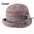 Detailansicht des karierten Winterhuts in Camel mit rotem Streifen und Pelz-Bommel - Verstellbar 57-58cm / Camel