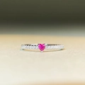 Detalle de anillo de plata con gema de corazón magenta y pavé de diamantes brillantes - US 5 / Rosa Rojo