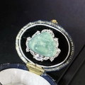 Eleganter S925 Sterling Silber Ring mit grünem Jade-Buddha und glitzerndem Zirkonia-Kranz - Verstellbarer Offener Stil (CBJZ480)