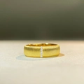 Detalle macro de un anillo de oro de 18K cepillado con cinco diamantes verticales - US 5 / Versión Ancha / Dorado