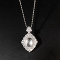 Vista macro della collana in argento S925 con ciondolo in giada ovale e diamanti pave - Giada Sui Mo Vintage con Halo (XL190)