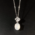 Detalle macro del colgante de gema ovalada con cierre de plata incrustado de diamantes - Material de Cobre / Calcedonia Blanca-XL186