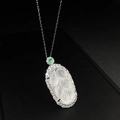 Dettaglio del ciondolo a forma di foglia in calcedonio traslucido con zirconi lucenti - Argento 925 / Calcedonio Bianco (XL251)