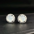 Orecchini a perno in argento S925 con calcedonia verde e micro-pavé di cristalli - Stile Halo Rotondo / Calcedonio Bianco