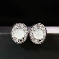 Elegante S925 Silber Chalcedon Ohrstecker mit Halo-Zirkonia und weißem Edelstein - Klassischer Ovaler Stil (ED184-T) / Durchscheinender Weißer Chalzedon