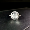 Elegante verstelbare zilveren ring met ronde groene chalcedoon en kristallen halo - Verstelbaar Open / Water Jade Stijl (CBJZ502-T)