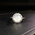 Macro-opname van halo-ring met lichtgroene chalcedoonsteen en sprankelende zirkoonrand - Verstelbaar Open / Witte Chalcedoon Stijl (CBJZ501-T)
