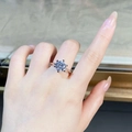 Klassischer 925er Silberring mit 6-Krallen-Moissanit-Stein am Finger in Nahaufnahme - HK Größe 9 / 3 Karat Weißer Strass Stil (CBJZ455)