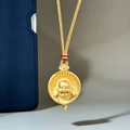 Détail macro du pendentif Bouddha Maitreya en or mat avec cordon tressé jaune - Style Bouddha Maitreya (XL286-T)