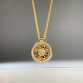 Minimalistische, goldene Mandala-Kompass-Halskette mit funkelnden Kristallakzenten - Kompass-Anhänger-Stil (XL335-T)
