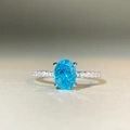 Elegante S925 zilveren ring met een ovale blauwe edelsteen en pavé gezette zijstenen - US 5 / Blauw