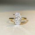 Macro di anello con diamante taglio ovale placcato oro 18k e montatura classica a quattro griffe - US 5 / Oro
