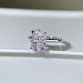 Dettaglio macro dell'anello solitario in argento con pietra brillante a taglio ovale - US 5 / Argento