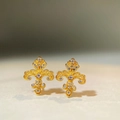Dettaglio di orecchini a giglio dorati con zirconi bianchi e lavorazione traforata - Argento 925 / Orecchini Oro