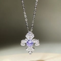 Nahaufnahme der 925er Silber-Lilien-Halskette mit violettem Edelstein und Zirkonia - 925er Silber / Silber (XL326)