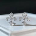 Dettaglio orecchini a lobo giglio in argento S925 con brillanti zirconi incastonati - Argento 925 / Orecchini a Bottone Argento