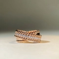 Anello incrociato in oro rosa con decorazione a perline e file di zirconi brillanti - US 5 / Oro rosa