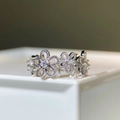 Foto macro de anillo de plata calado con margaritas y circonitas blancas con detalles - Abierto Ajustable / Blanco