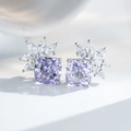 Dettaglio macro di orecchini a lobo in argento S925 con pietre viola a taglio cushion - Stile Viola Lavanda Taglio Ghiaccio (ED065) / Viola