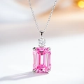 Detalle de collar de plata con piedra rosa corte esmeralda y cristal secundario - Plata 925 / Strass Rosa (XL154)