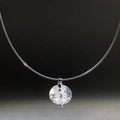 Λεπτομέρεια macro με μενταγιόν moissanite σε διαφανή αόρατη νάιλον αλυσίδα λαιμού - Ασήμι 925 / Στυλ Λευκός Μοϊσανίτης (MS209)