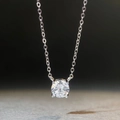 Vista macro di un classico ciondolo in moissanite da 1ct su una sottile catena in argento - Argento 925 / 1 Carato (XL411)