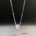 Vista macro di ciondolo in moissanite da 1 carato con classica montatura a quattro griffe - Collana in Zirconia da 50 Punti (XL410)