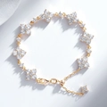 Dettaglio del bracciale a quadrifoglio dorato con intarsio in zircone e chiusura a moschettone - Oro Rosa Champagne