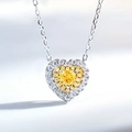 Primer plano de colgante de corazón con piedra amarilla y doble halo de diamantes - Plata 925 / Amarillo Intenso (XL104)