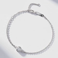 Dettaglio macro del bracciale a bolle in argento S925 con zircone brillante incastonato - Argento 925 / Argento