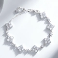 Dettaglio del bracciale in argento sterling S925 con fiori di stelle e zirconi - Argento
