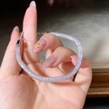 Detalle de una pulsera de malla stardust brillante llena de cristales en la muñeca - Plata 925 / Plata Diamante Blanco