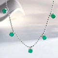 Dettaglio collana a catena con sfere argentate e cinque pendenti in calcedonio verde tondi - Argento 925 / Calcedonio Verde (XL202)