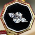 Eleganter S925 Silberring mit ovalem Edelstein und Birnen-Seitensteinen in einer Geschenkbox - US 5 / Drei-Steine-Inlay-Stil (CBJZ516) / Weiß