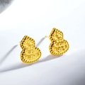 Macro-opname van 24K vergulde kalebas oorknopjes met een matte glittertextuur - Flespompoen Stijl (ED219-T)
