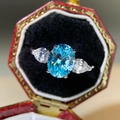 Luxuriöser S925 Silberring mit ovalem himmelblauem Edelstein und Tropfenseitensteinen - US 5 / Drei-Steine-Inlay-Stil (CBJZ517) / Himmelblau