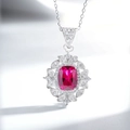 Dettaglio della collana in argento S925 con pendente in rubino rettangolare e diamanti - cavo catena / Rosso Rubino