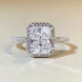 Macro-opname van een Radiant geslepen halo ring met pavé zetting in S925 zilver - US 5 / Wit