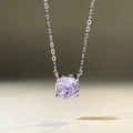 Collana classica in argento S925 con gemma lavanda incastonata in una montatura a quattro griffe - Argento 925 / Lavanda 2 Carati (XL415)