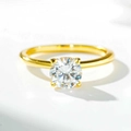 Detail van 1ct moissanite ring met klassieke vier-potige zetting en 18K gouden afwerking - US 5 / Gouden Zirkonia Stijl (CBJZ563)