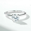 Macro-opname van 1 karaat moissanite ring met klassieke vierpootzetting en gepolijste band - US 5 / Zilveren Zirkonia Stijl (CBJZ564)
