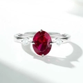 Dettaglio ravvicinato di un anello in argento 925 con rubino ovale centrale e pietre laterali - US 5 / Corindone Rosso (CBJZ551)