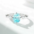 Dettaglio macro di un anello ovale con pietra blu chiaro e diamanti laterali - US 5 / Celeste (CBJZ552)