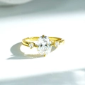 Dettaglio macro di anello in argento 925 placcato oro 18K con zircone ovale e pietre - US 5 / Bianco (CBJZ553)