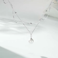 Detalle del collar de capas en plata de ley S925 con colgante de perla blanca - Collar (XL418) / Plata 925