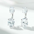 Dettaglio macro di orecchini in argento S925 placcati oro con doppi zirconi ovali brillanti - Argento 925 / Argento (ED205)