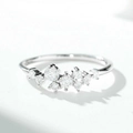 Dettaglio macro di anello in argento S925 con grappolo di pietre moissanite - US 5 / Argento