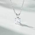 Dettaglio macro del ciondolo in moissanite da 1 carato con classica montatura a quattro griffe - Stile Zirconia 1 Carato / Argento 925